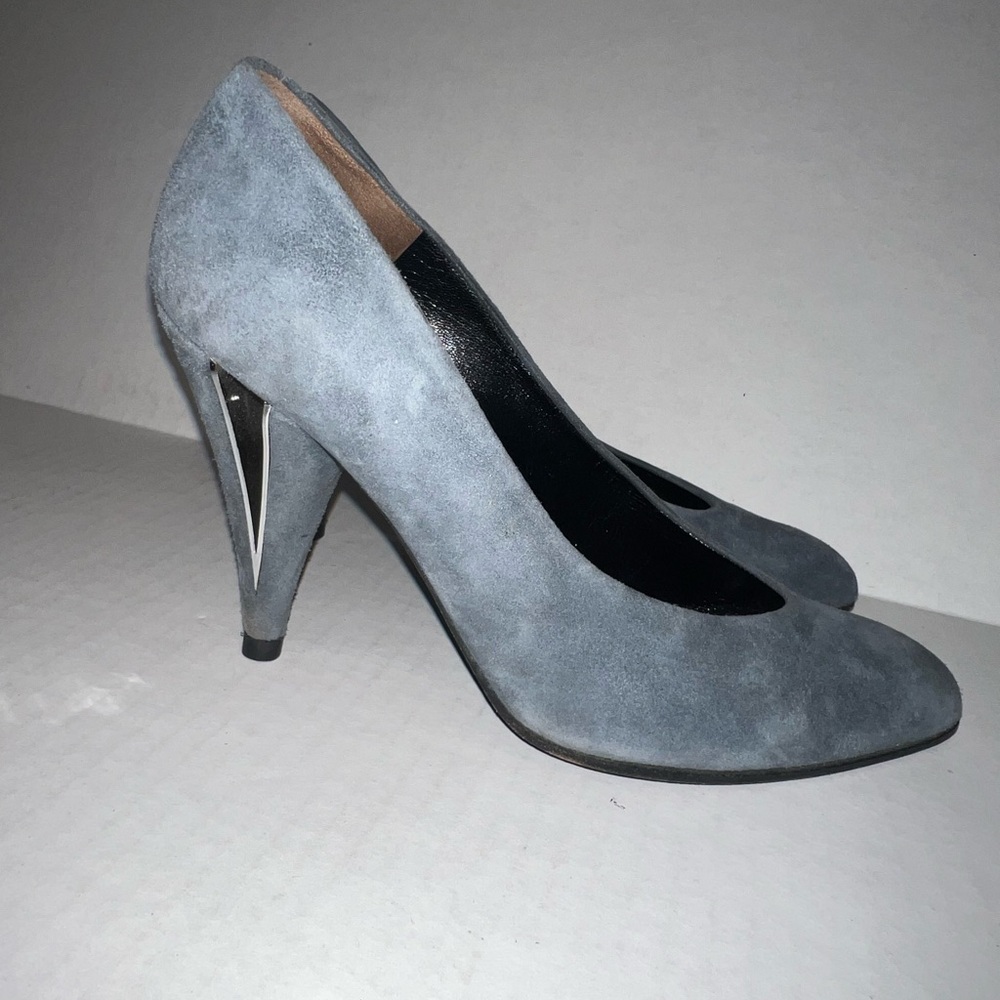 Charles Jourdan Sleek Suede Gray Heels - Picture 4 of 13